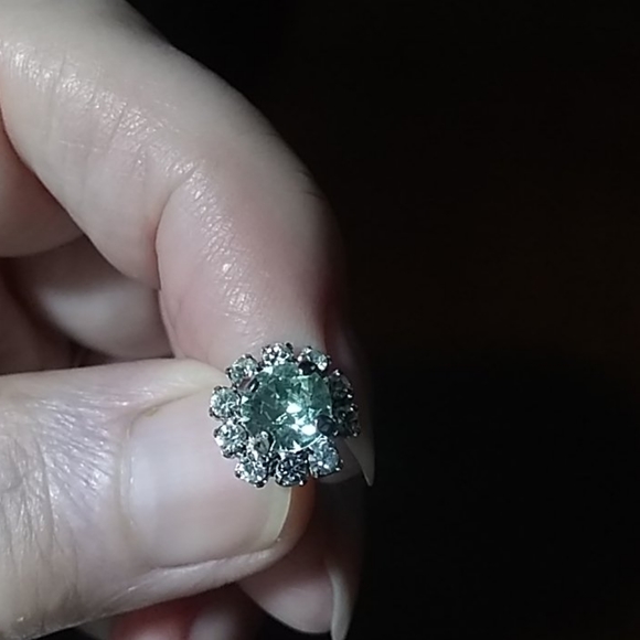 🆕🍈Swarovski chrysolite earrings - Picture 2 of 4